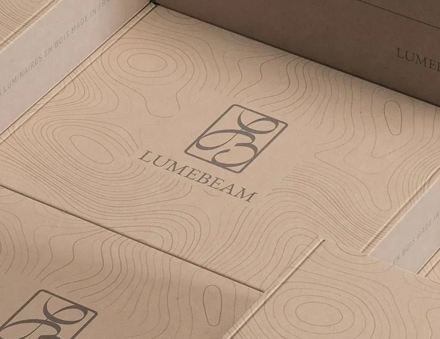 Logo Lumebeam sur packaging pour marque luminaires bois artisanaux